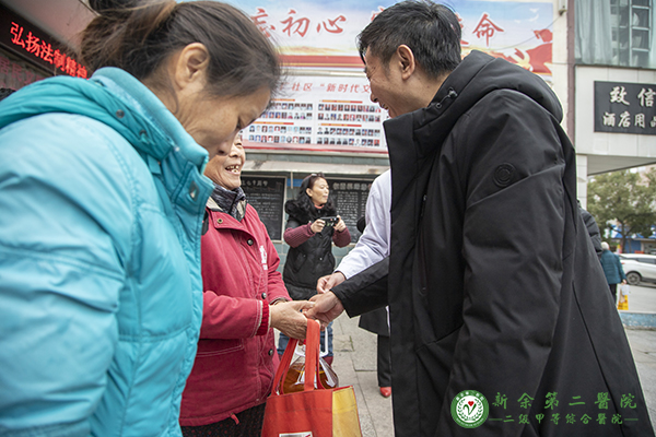 新余第二医院走访慰问电工厂社区贫困家庭