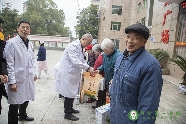 新余第二医院走访慰问电工厂社区贫困家庭