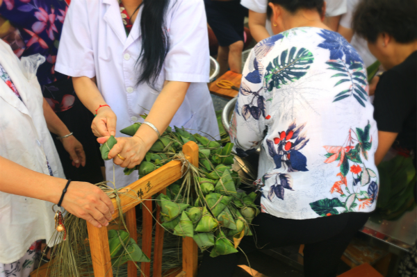 二医浓情话端午，粽叶飘香医患情