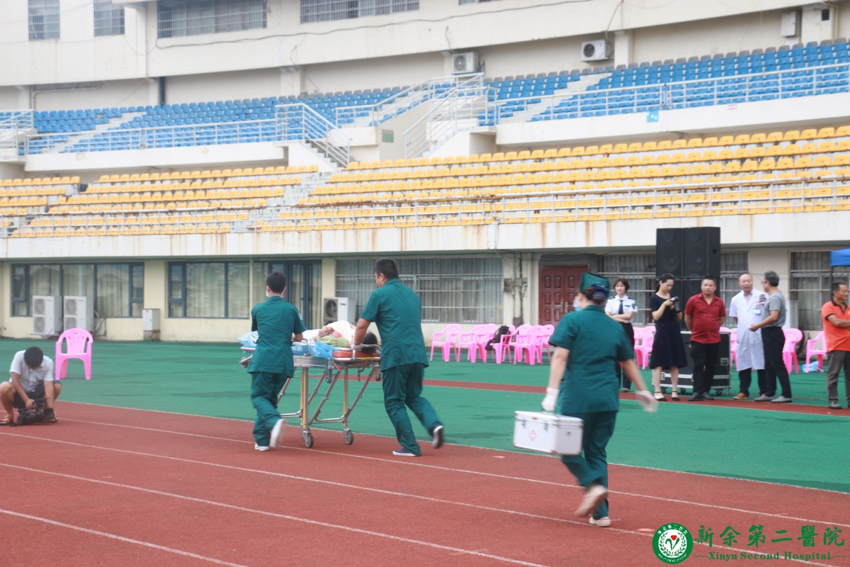 我院120急救队伍参与全市突发公共事件以练代评模拟应急演练