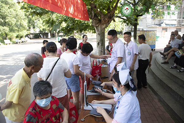 我院开展第三个“医师节”义诊进基层活动